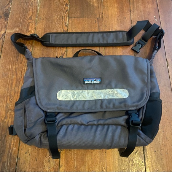 Patagonia Half Mass Messenger Laptop Bag Gray Reflective Travel